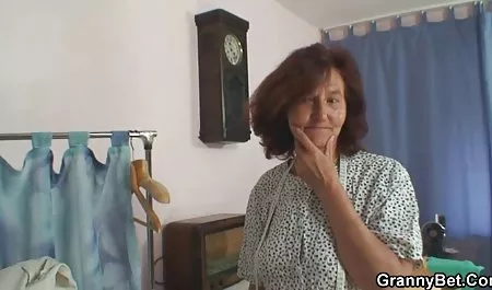 芭蕾舞女演员Mea Malone摩擦她的热猫